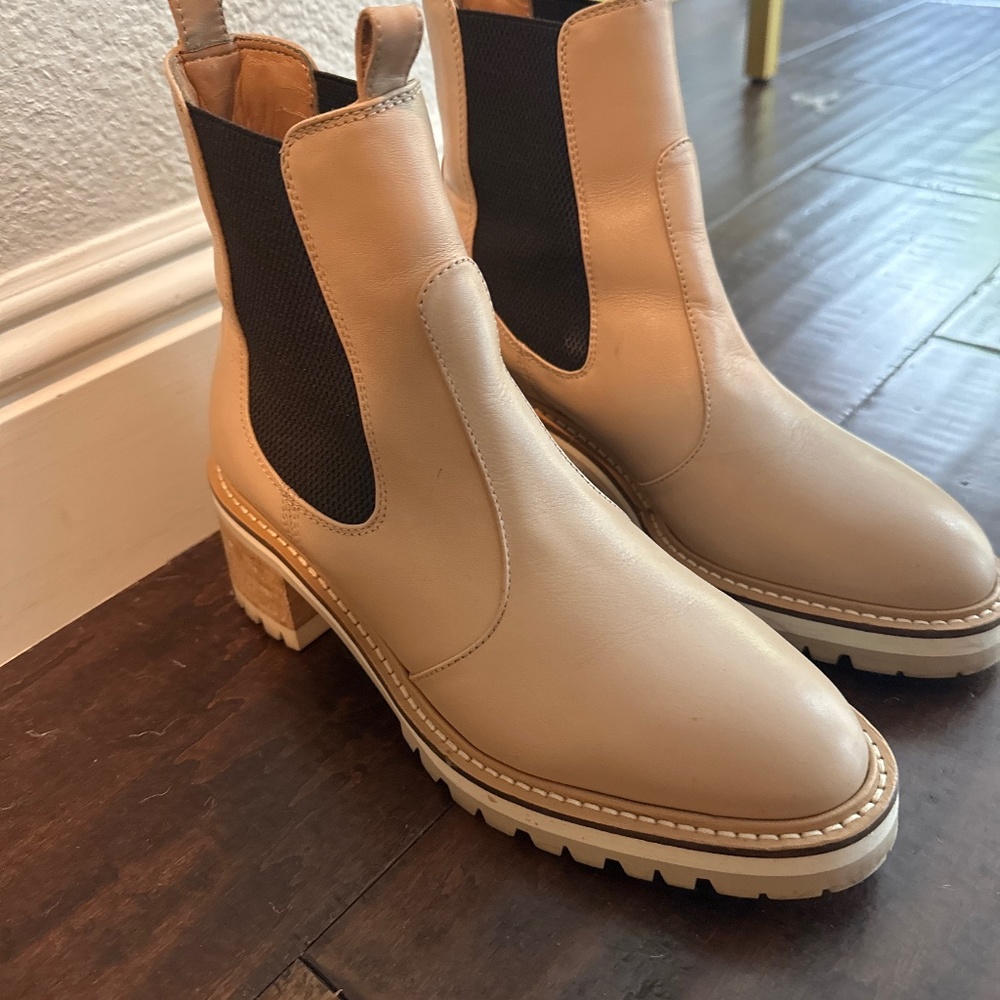 Aquatalia Sam Chelsea Boot in Cappuccino- size 7.5
